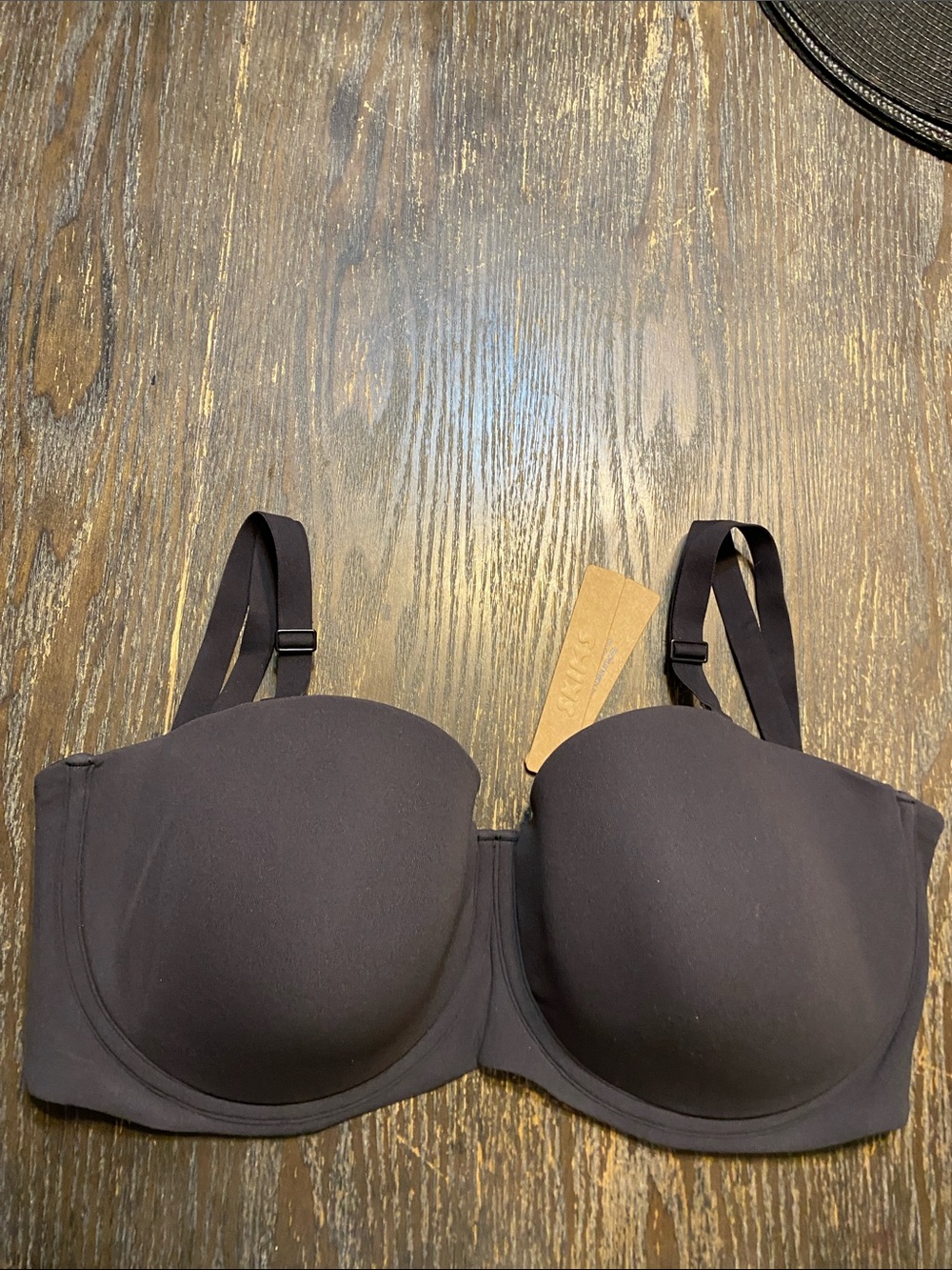 SKIMS Black Fits everybody Convertible Strapless onyx NWT Bra crease in pads